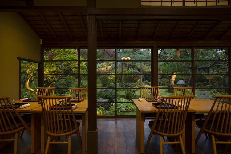 【玉泉邸】の楽しみといえば、石川県の名勝にも指定される「玉泉園」だ。本来であれば拝観料がかかるが、【玉泉邸】で食事をすれば、無料での入園も可能