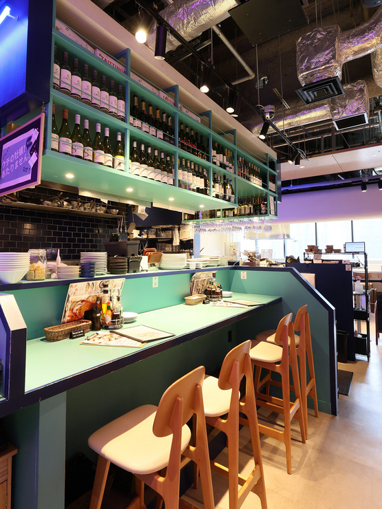 【8TH SEA OYSTER Bar cocono susukino店】のカウンター席