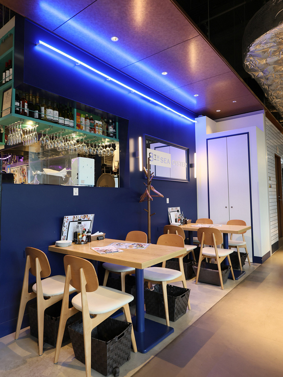 【8TH SEA OYSTER Bar cocono susukino店】のテーブル席