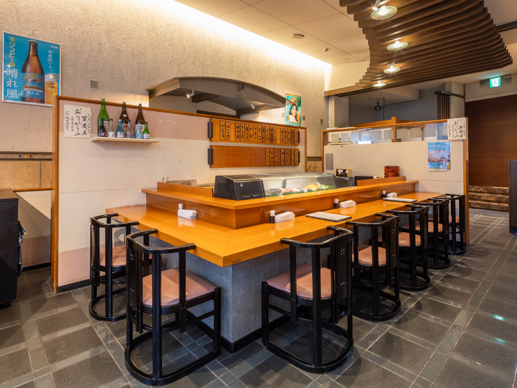 寿司店の枠にとらわれない、モダンなデザインが印象的な店内。お一人様からご家族での食事まで、幅広いシーンに寄り添います