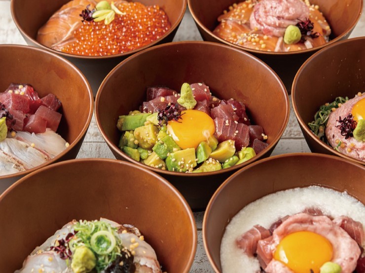 カラフルで華やかな海鮮丼は全16種、1,320円から用意