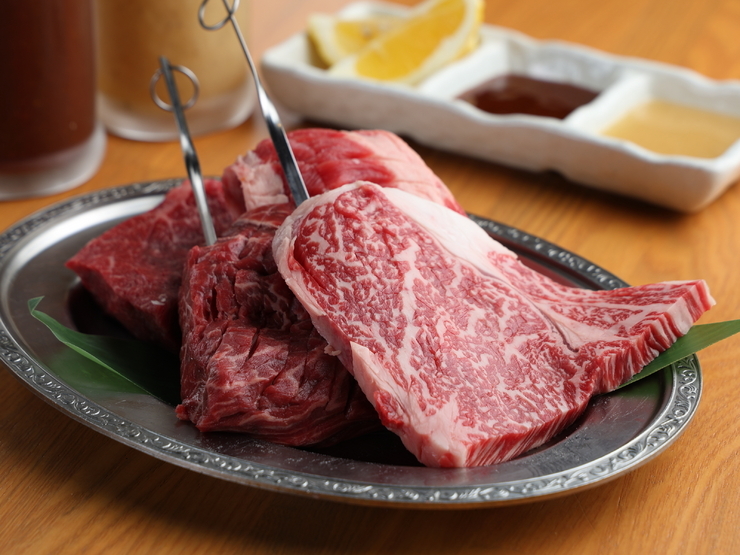 お店イチオシの部位を贅沢に食べ比べできる『名物四種盛り』