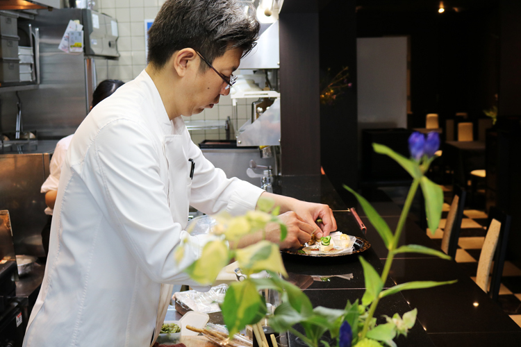 店主の森田龍彦氏。食材の良さを生かす料理人として高く評価されている。大阪食文化研究所も主催