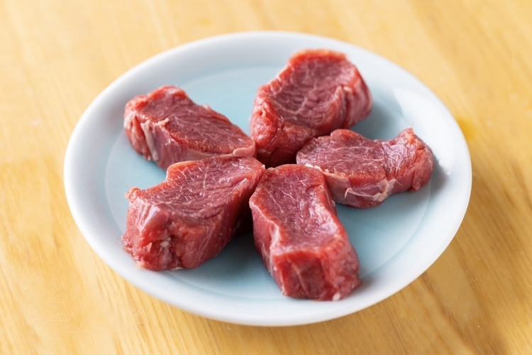 同店自慢の高級ヒレ肉。赤身でありながら羊肉で1番柔らかい部位で、羊一頭から３〜４皿分しか採れない希少部位です。表面のみを焼いてミディアムレアでいただくのがオススメ