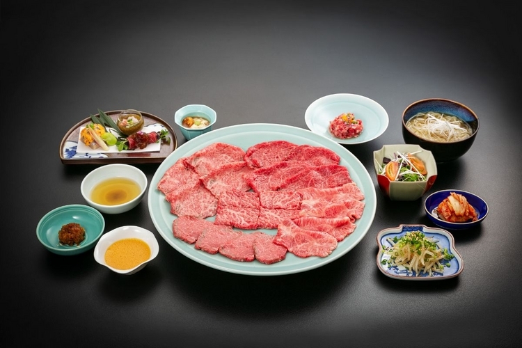 最高の和牛を、繊細で奥深いソースで味わう「焼肉コース」12,000円（サ別）。<br />
<内容> 先付・前菜三種盛り・ユッケ・キムチ・もやしナムル・江戸前ハーブチョレギサラダ メイン・盛岡冷麺・デザート<br />
