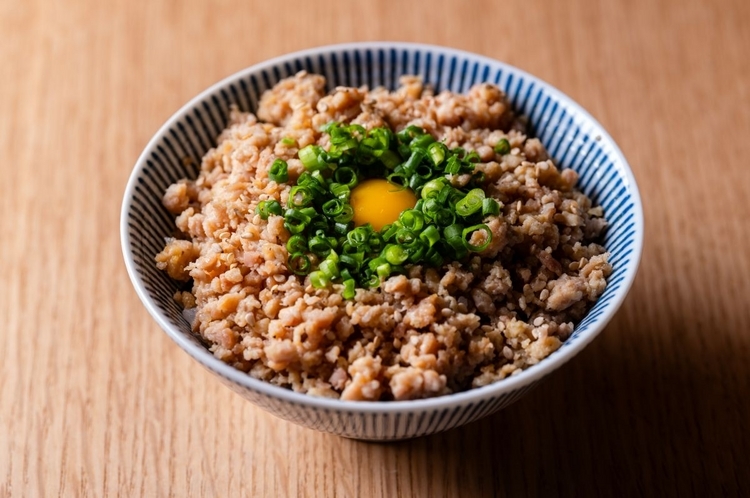 藁の炎で焼き上げる『藁焼そぼろ飯』。藁の香ばしさもアクセント