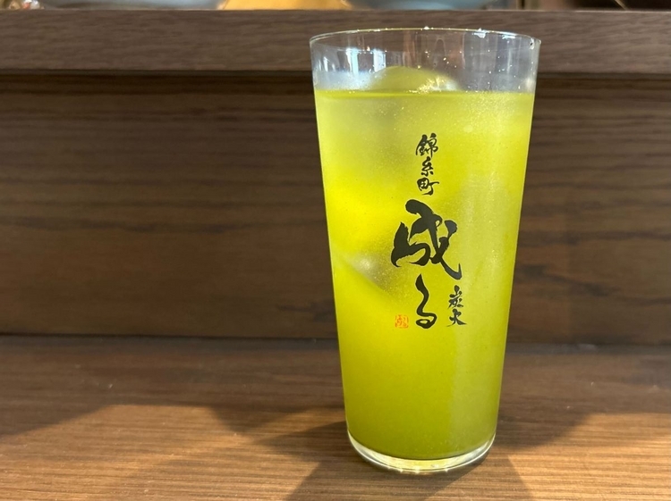 お飲み物は、日本酒や焼酎にこだわり、料理に合う日本各地の銘酒を取り揃えます。その他、ビールやサワー、静岡の茶葉 で作るお茶ハイなどもラインアップします。