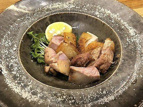 和洋饗菜 でんすけのトリュフ塩で頂く炭火網焼きの逸品大和肉鶏