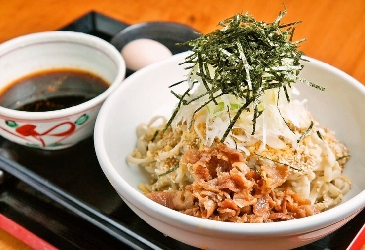 黑船SOBANZAI　松山市駅前店の黑紅そば　ぶた 　太麺　冷出汁