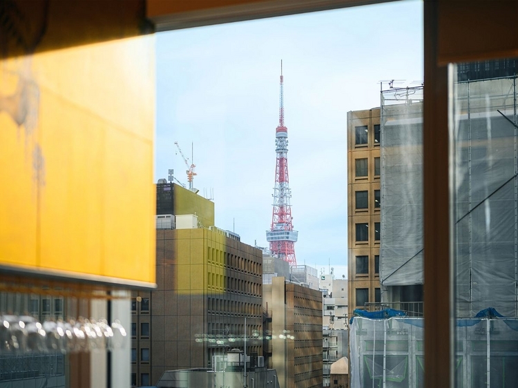 窓の外には東京ならではの景色が