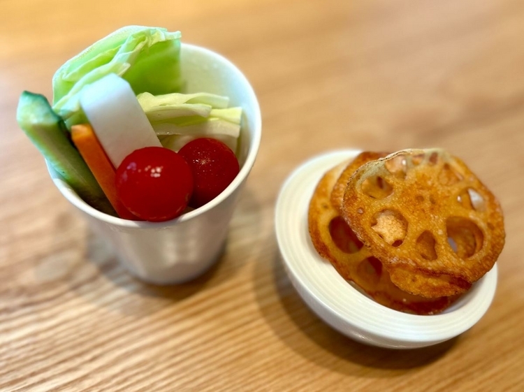 蓮根チップとフレッシュな生野菜