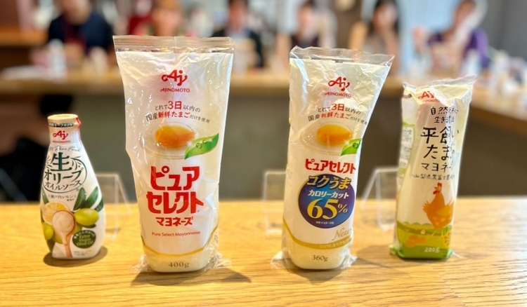 一番左が新商品の「生オリーブオイルソース」＜瀬戸内レモン＞。野菜はもちろん、肉や魚にかけるだけでおいしくヘルシーに楽しむことの出来る手軽さが魅力