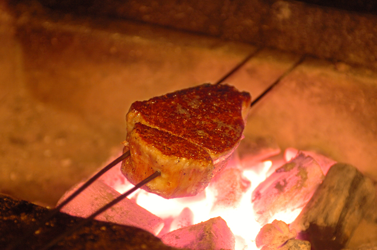 炭火で香ばしい肉の旨味を封じ込めたステーキは絶品