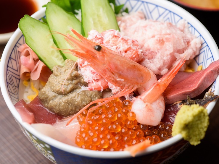 北陸の幸を存分に『こぼれ海鮮丼』