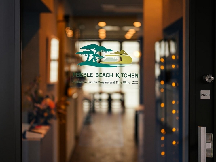 【PEBBLE BEACH KITCHEN】のエントランス