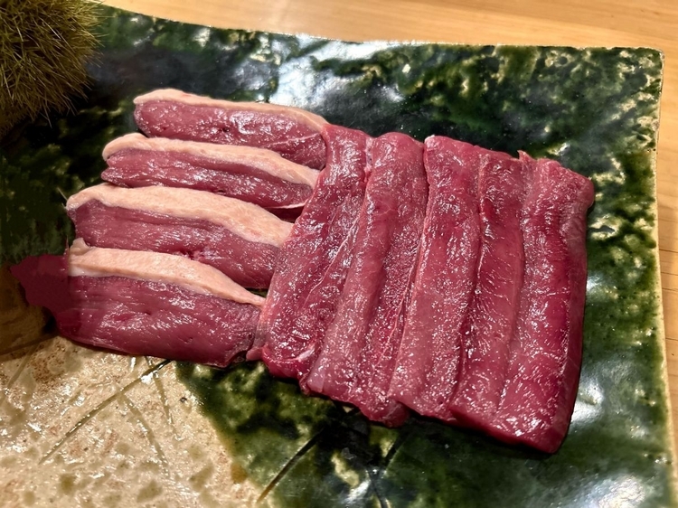 ⽣産者とタッグを組み特別な⼿法で締めた鴨を部位ごとに焼き上げてくれます