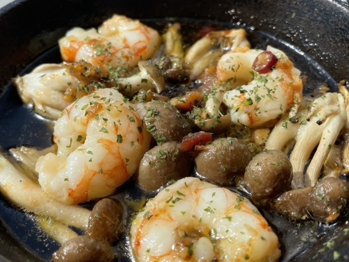 プリップリの赤海老ときのこの贅沢なアヒージョ