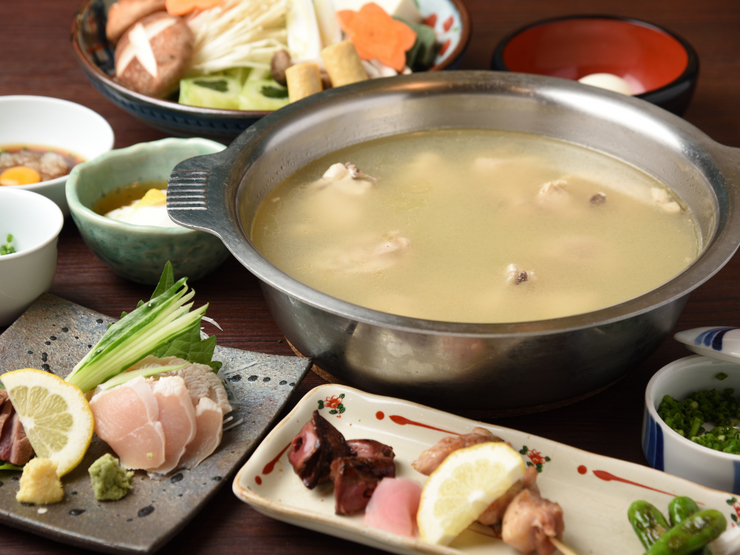 鶏ガラを8時間煮込み旨みを凝縮した、白濁の鶏スープが主役。特製ポン酢でいただく『水だき』は、コラーゲンたっぷりで女性にも人気