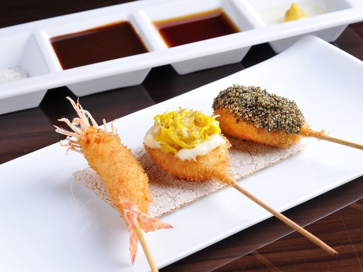 刺身でも食べられる旬の魚介や肉を串揚げで