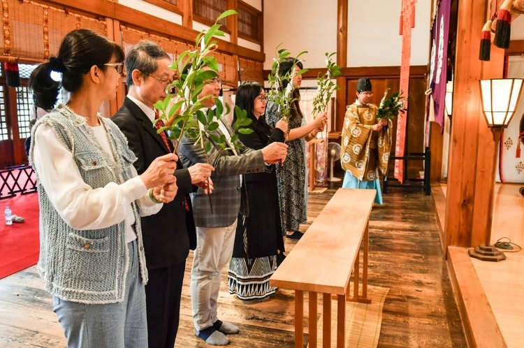 葉っぱを時計回りにくるりと回し、神様に切り口を向けてお供えする