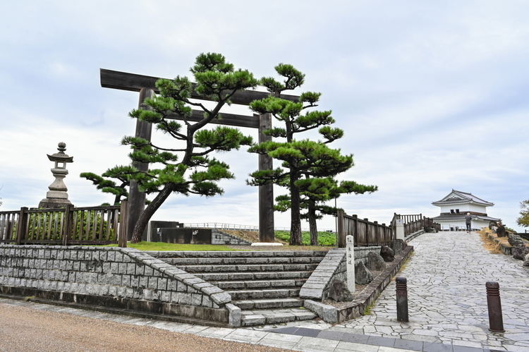 七里の渡しの船着場に佇む 「伊勢国 一の鳥居」。かつて、東国から来た旅人たちは、東海道唯一の海路である宮の渡し（愛知県名古屋市熱田区）から桑名の渡し（三重県桑名市）を舟で渡り、この鳥居をくぐって伊勢国に入ったため、伊勢国東の玄関口の象徴でもある