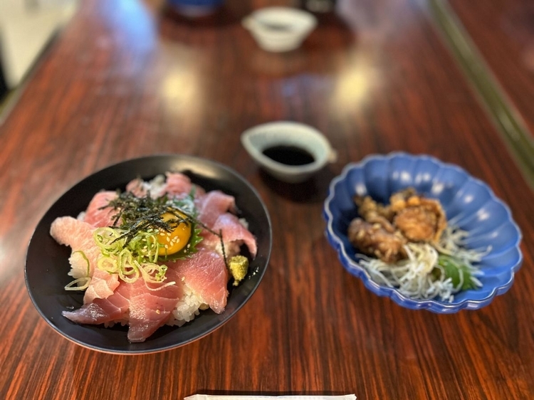 マグロのハラモ丼に、マグロカツ、ご飯、味噌汁などがついた季節限定『鮪三昧御膳』1,380円