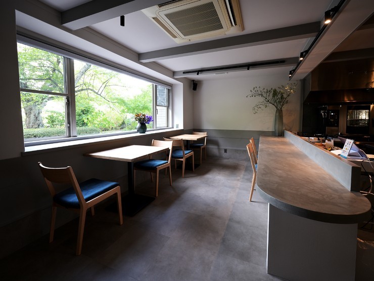 グレーと白を基調としたシンプルモダンな店内