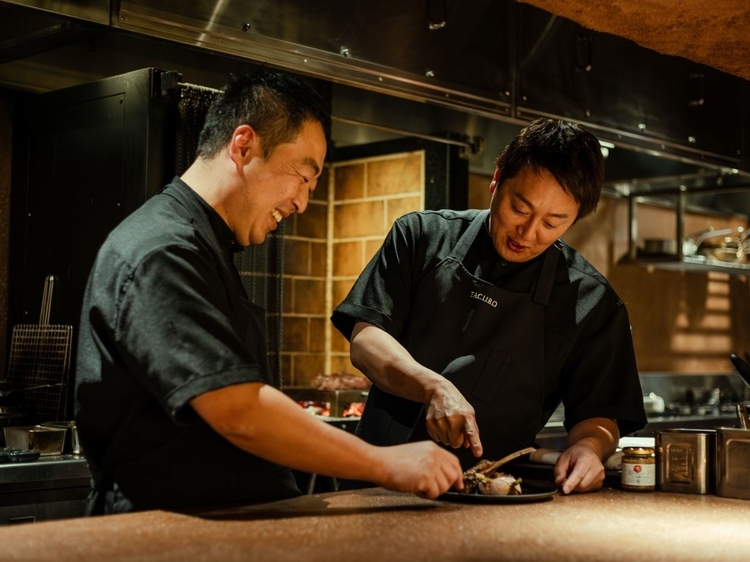 田窪大祐シェフ（右）と濱本直希シェフ（左）は、【アロマフレスカ】で共に修業、切磋琢磨した仲。「それぞれ独立してからも、時々会って飲んでましたね」