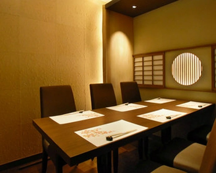 御曹司 松六家の店内