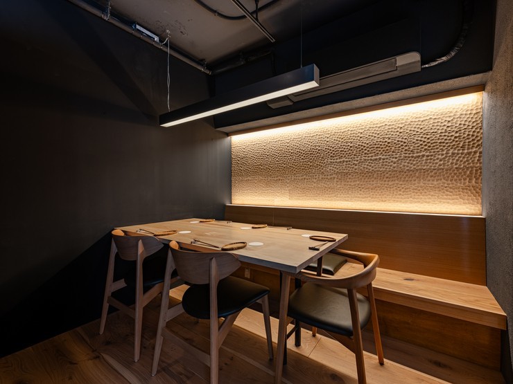 間接照明と自然素材が心地いい店内