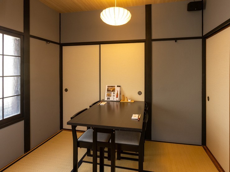 うなぎと日本料理　今助　福岡小笹本店の内観