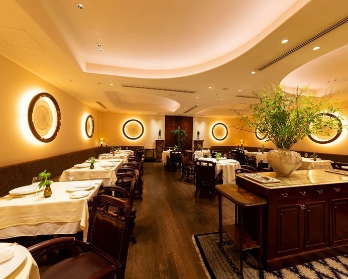 芸術品に囲まれて伝統的な本格フレンチを味わう