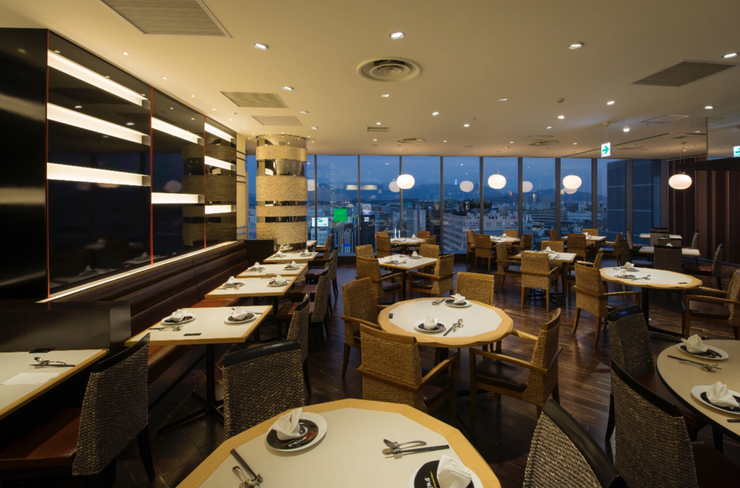 開放感のある店内。筑紫口側からは夜景をゆっくり眺めることができます