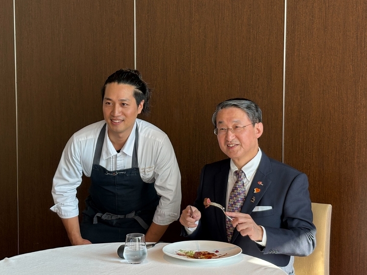 （右）鳥取県知事 平井 伸治氏、（左）【サンス・エ・サヴール】鈴木 孝徳シェフ