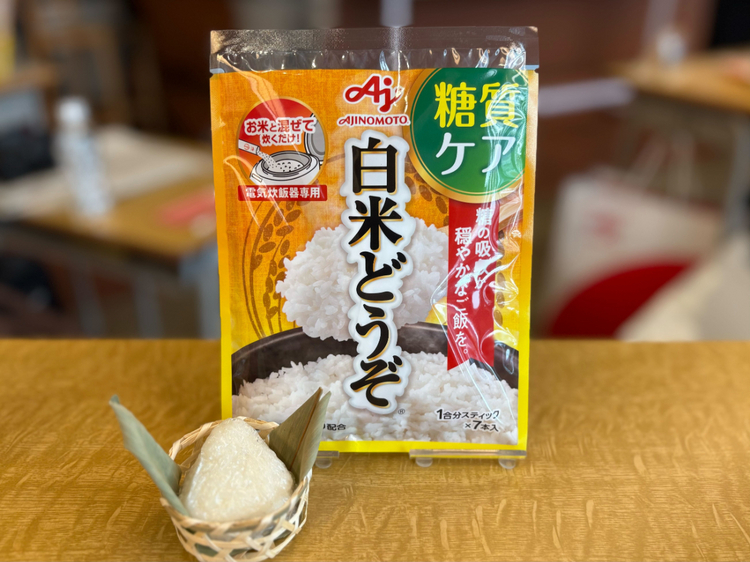 「白米どうぞ®」<br />
① 1合分スティック×7本入り袋／オープン価格　② 30号分袋／オープン価格<br />
〔オンラインショップでの販売価格、①990円 ②3,500円（税込 送料別）〕<br />
※味の素ダイレクト㈱オンラインショップほか、2025年2月より全国のスーパーなどでも販売開始<br />
