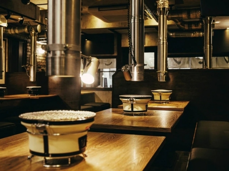 炭火焼肉ホルモンうしごろの内観