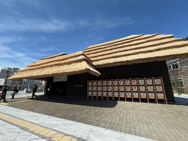 建築は、熊本の阿蘇、静岡の御殿場、大阪の淀川、滋賀の円山、岡山の蒜山など、全国から集められた茅を使って大きな茅葺き屋根を象徴としている