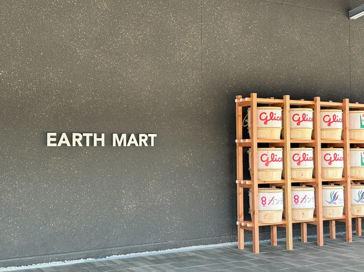 「EARTH MART」とは、地球そのものがすべてのいのちにとっての「市場（マーケット）」という考えで名付けられた