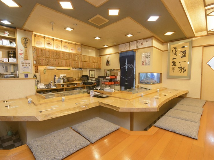 広々としたカウンター席のある落ち着いた店内
