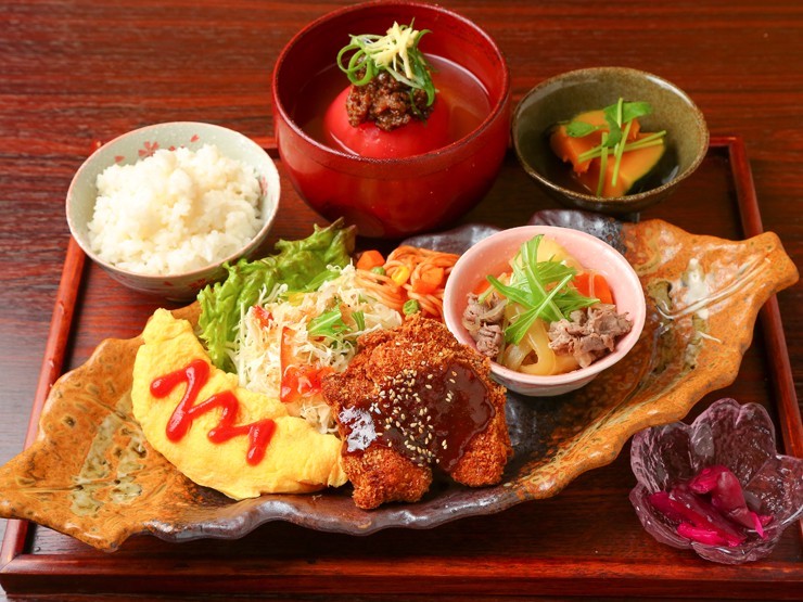 ランチタイムは定食を提供『杏特製よくばりプレート』