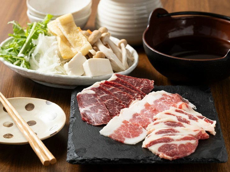 すし酒場ウマサブローの3種の馬肉食べ比べ出汁しゃぶしゃぶ鍋