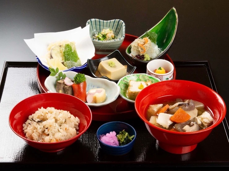 歴史ある鎌倉を散策したあとに立ち寄りたい、和食ランチが楽しめるお店5選｜神奈川