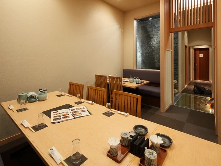 水たき料亭　博多華味鳥　博多駅筑紫口店の内観