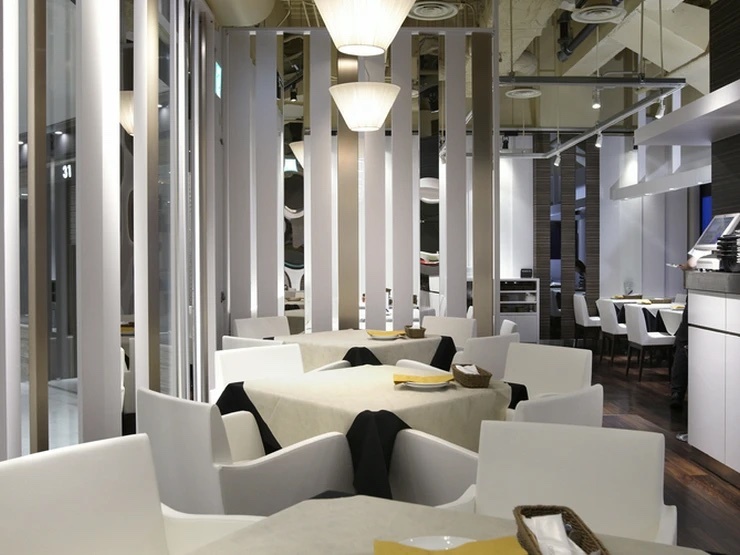 8TH SEA OYSTER Bar阪急グランドビル店の内観