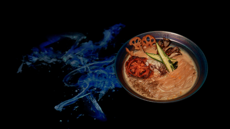 チームラボ《虚空反転無分別》©チームラボ<br />
『味噌ラーメン Vegan UZU style 東京店限定 + ドリンクセット 3,000円』<br />
※「Emptiness Table」では、ドリンクセットのみ提供 ※大豆、小麦、ごまなどを含みます ※五葷抜き・グルテンフリーには非対応<br />
