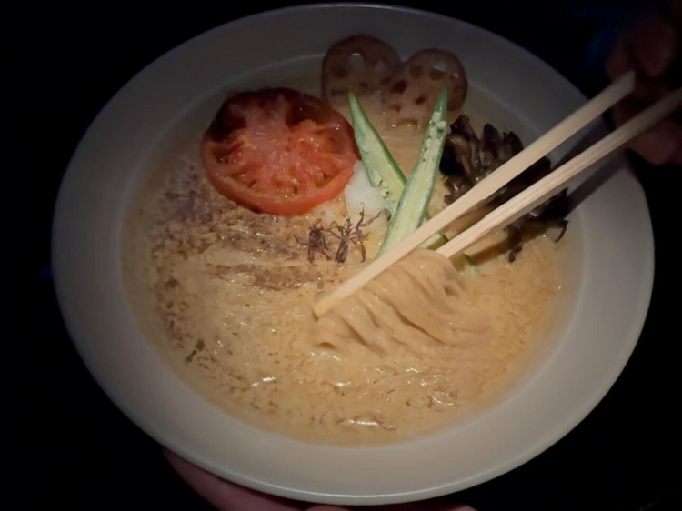 実際の明るさがこちら。ラーメンははっきりと認識できるのでご安心を