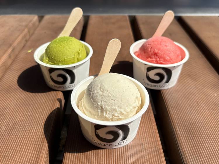 『Vegan Ice Cream』（左から）抹茶ココナッツ 800円、バニラ 900円、苺（季節限定）800円