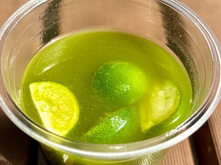 すだちがたっぷり。甘さ控えめで飲みやすい