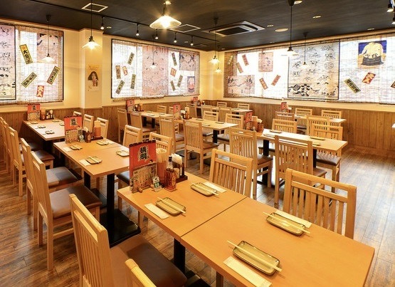広々とした店内にはさまざまな席を用意