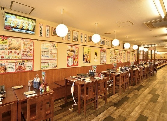 ポスターが飾られた賑やかな店内